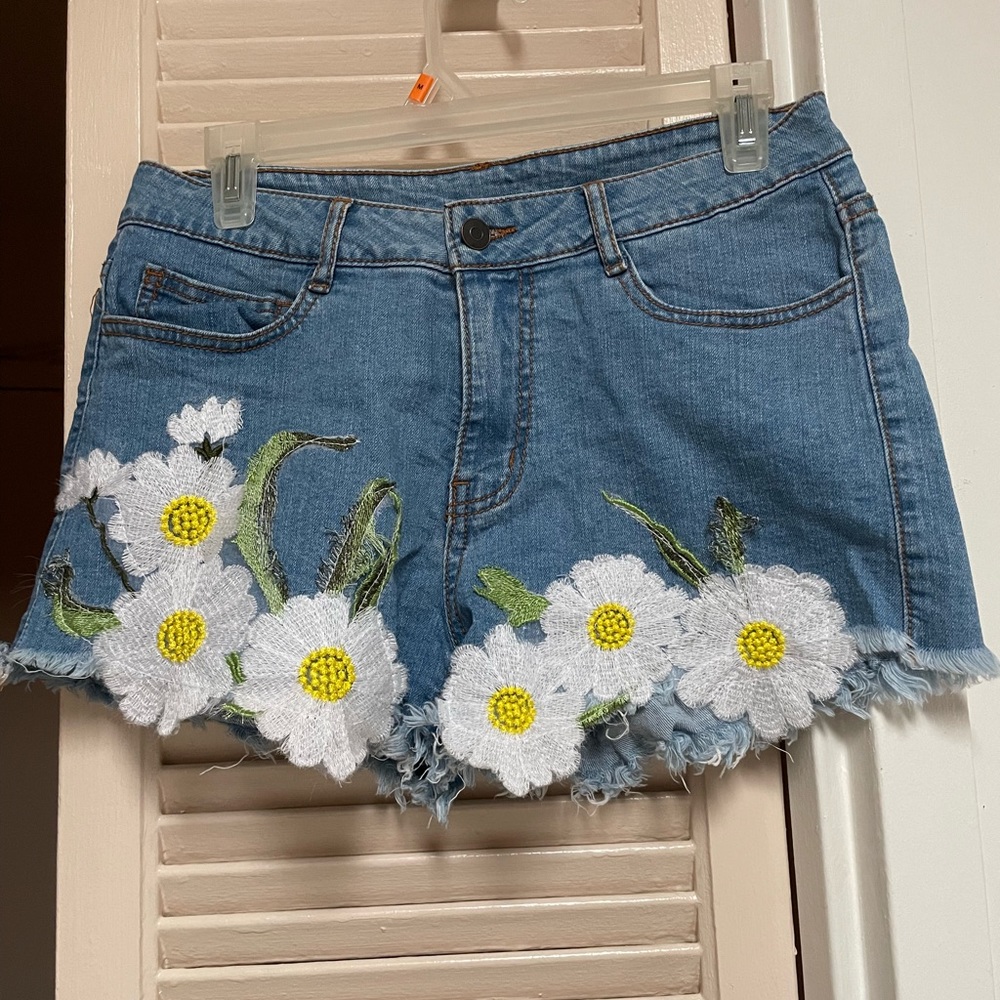 SAKS 5th AVE DAISY DUKE SHORTS WYELLOW DETAIL DAISIES POCKETS 14” W n 10 “L &2”I